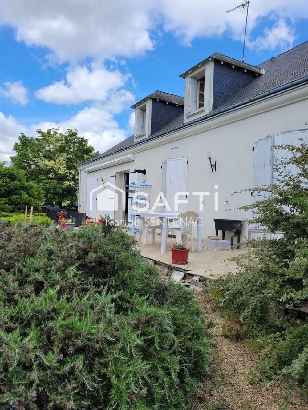Vente Maison superbe maison avec cour goudronnée avec soin très riche en fleurs et arbustes Irais