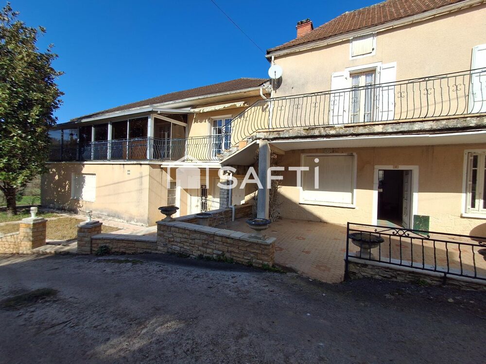 à 2 mins d'un village avec commerces et services, grande maison de 239 m² habitable avec dépendances