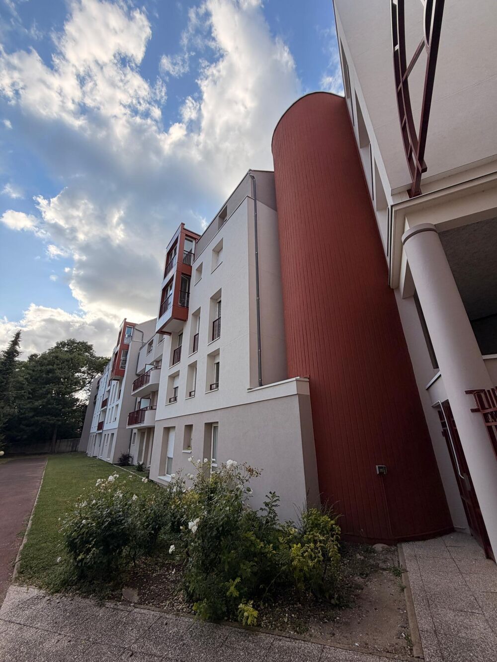 Appartement avec stationnement privatif.