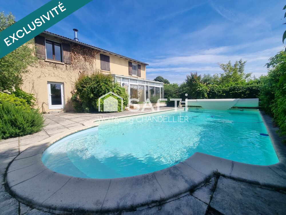 Maison avec panneaux solaire, piscine et garage!