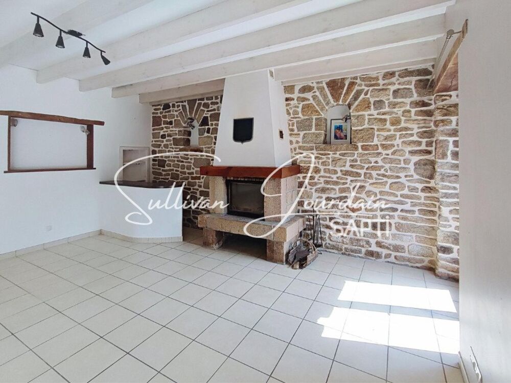 Maison en pierre au calme en campagne.