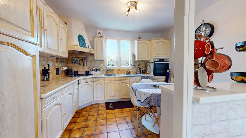 Maison avec vie de plain-pied, 5 chambres, garage et joli jardin clos de 516 m². (visite virtuelle disponible)