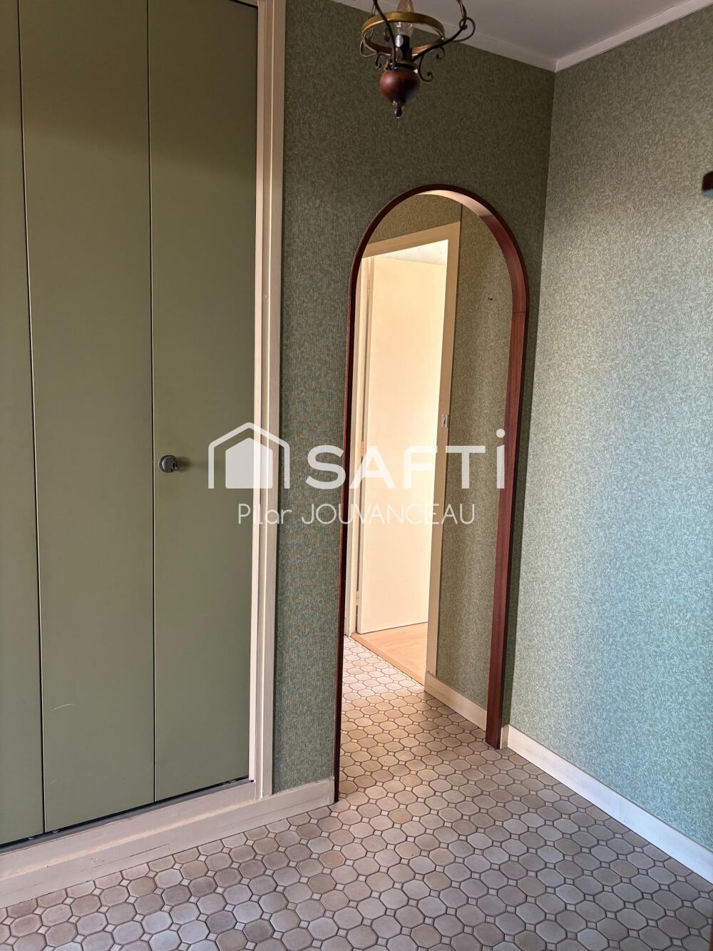 APPARTEMENT T4 - PROCHE VILLE - TRAVERSANT - TRAVAUX ISOLATION EN COURS