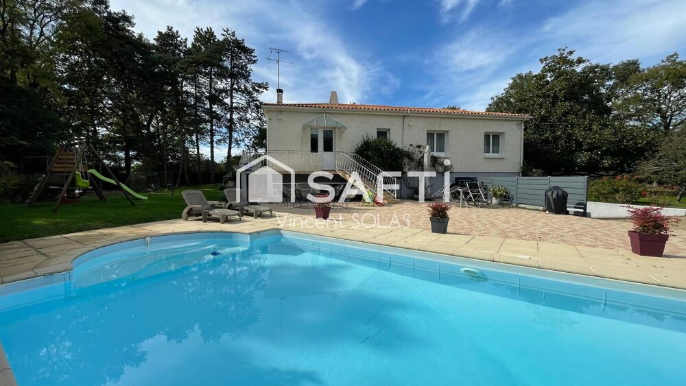 Vente Maison Maison sur Sous-Sol de 158m² - 5 Chambres - 2 SDE - Hors Lotissement - Piscine - Jardin - Garage Les clouzeaux