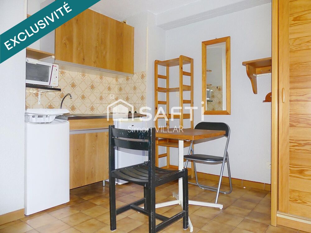 Studio meublé avec un balcon et une vue dégagée