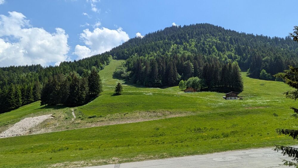 Deux pièces atypique de 43 m2 avec balcon + terrasse de 12m2 exposé sud offrant une vue dégagée sur les alpages et montagnes en