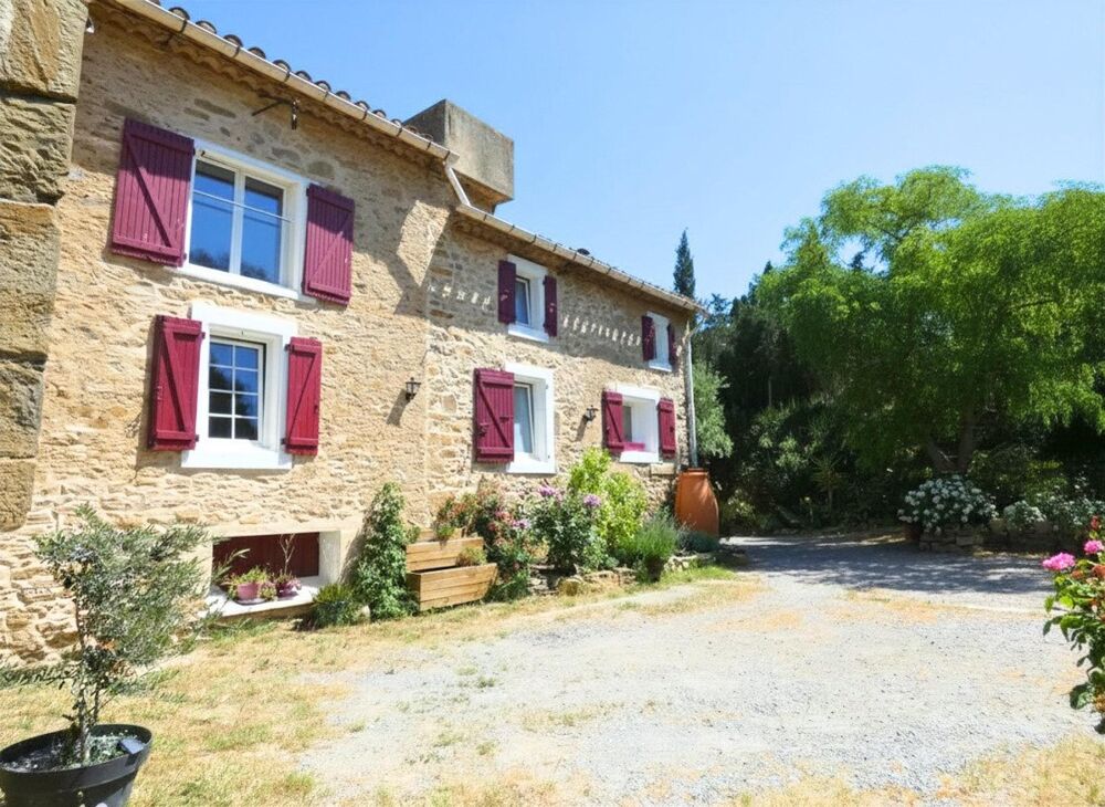Belle demeure en pierre de 206m² entièrement rénovée avec grand garage sur un terrain de 875m² avec piscine