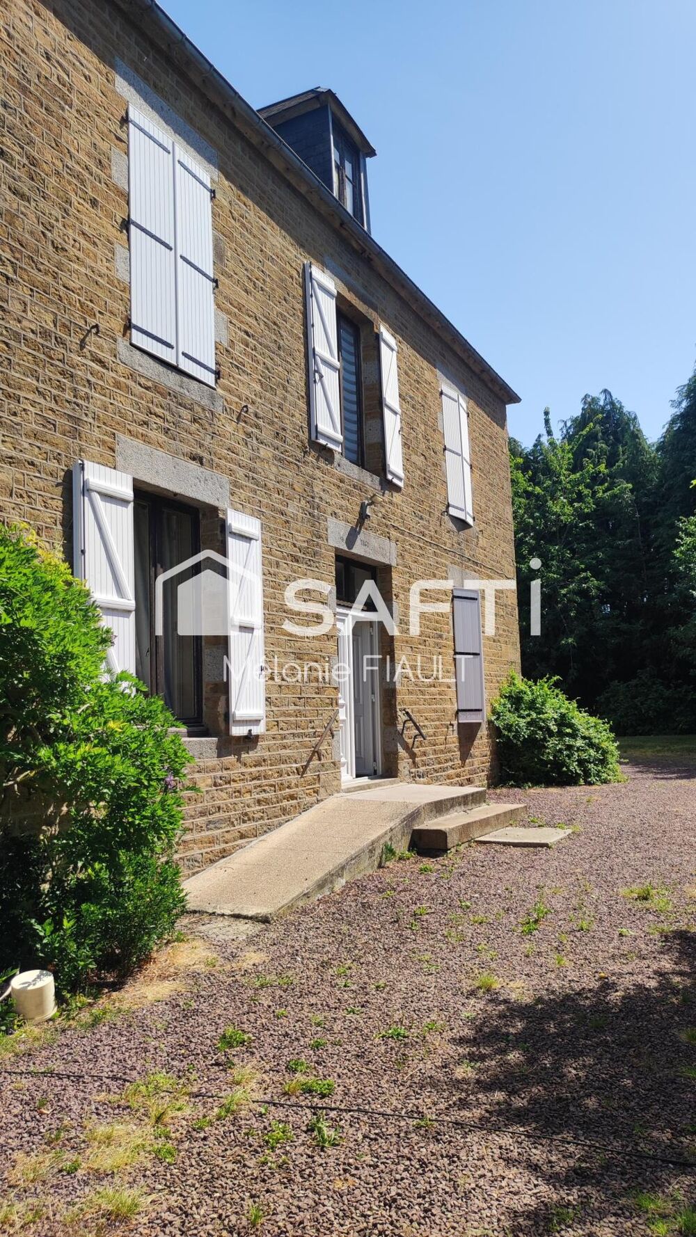 Charmante propriété d'habitation de 173m² et d'une dépendance de 65m² en pierre, implantée sur un terrain de 4370 m².