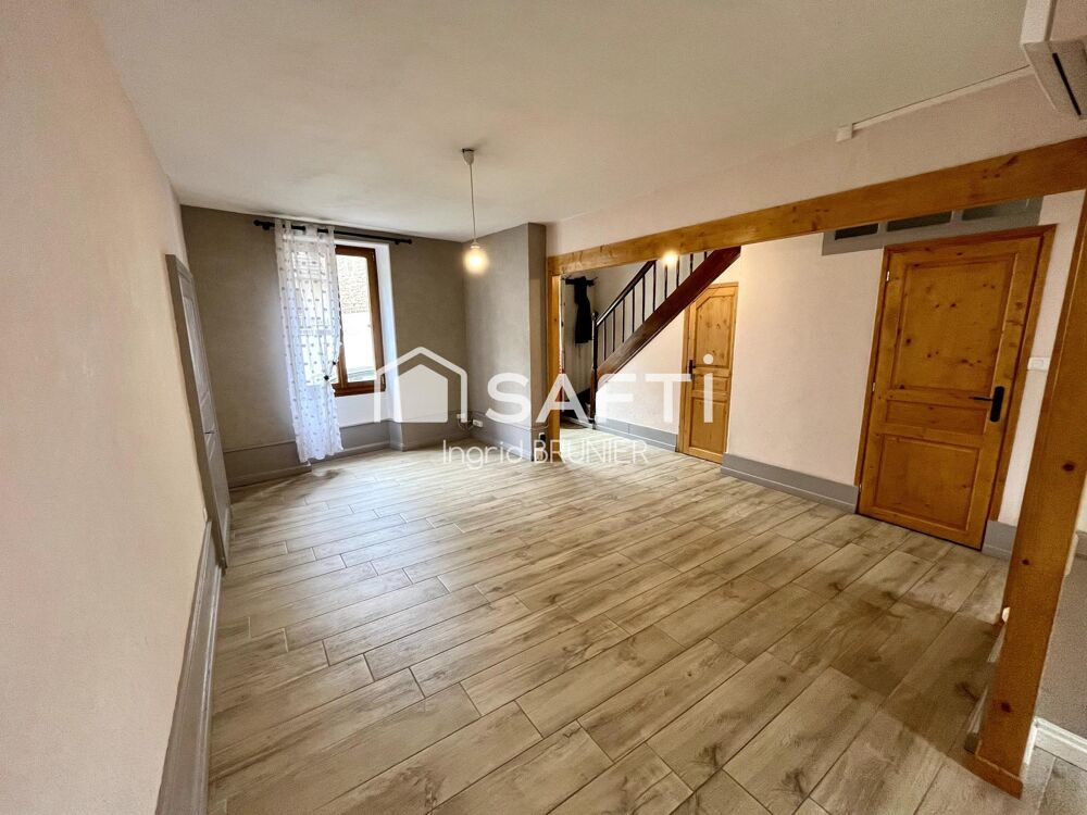 Maison avec une cour