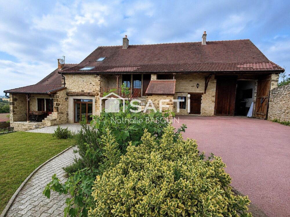 Maison en pierre de caractère 213 m2 avec piscine.