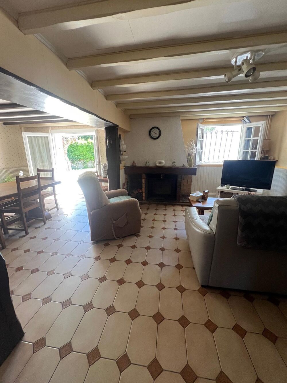 Grande batisse familliale avec dépendance, terrain et piscine à rénover