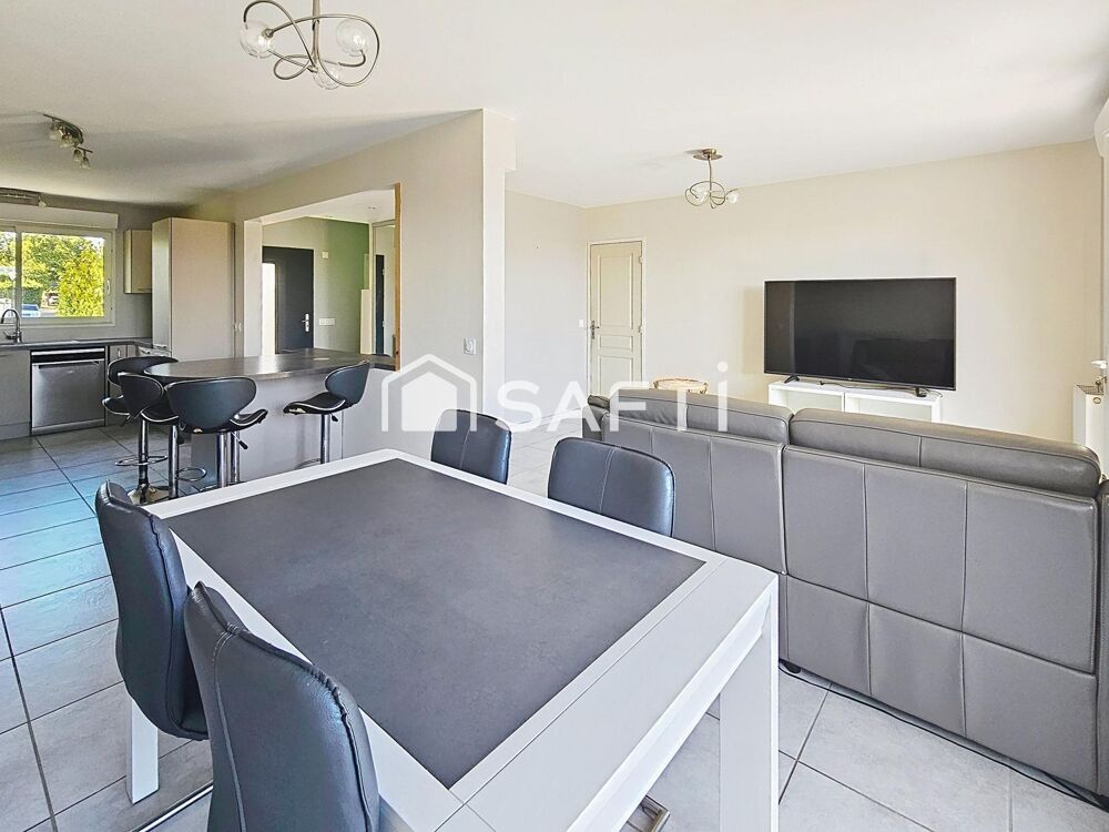 Maison rénovée avec trois chambres, bureau, jardin et jacuzzi.