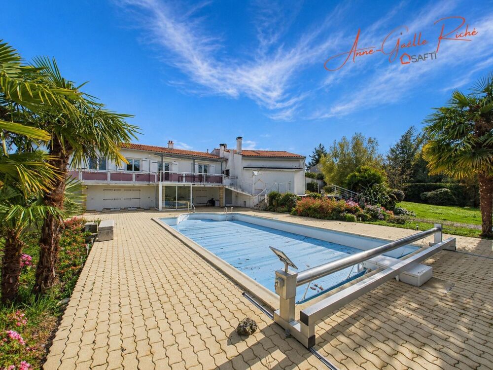 Vente Maison 312 m² / Parc 5 600 m² / Piscine chauffée / 4 chambres + bureau / DPE C Saint-savinien