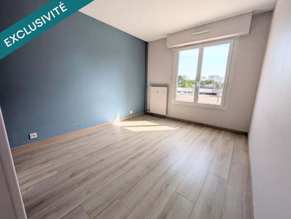 Grand appartement T3 de 83 m2 avec balcon et garage fermé.