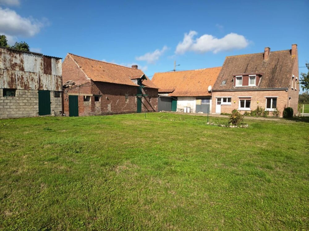 Maison? Grange? Dépendances? Ecurie? Poulailler? Jardin? Cour Dans un secteur calme?
