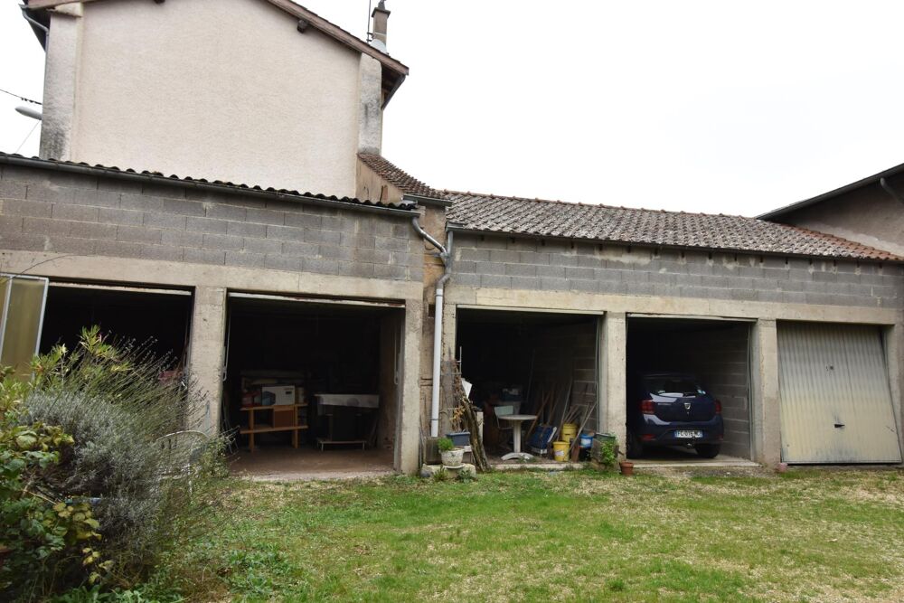 Idéalement située à Romaneche thorins cette maison à rénover est idéale pour la création de plusieurs logements