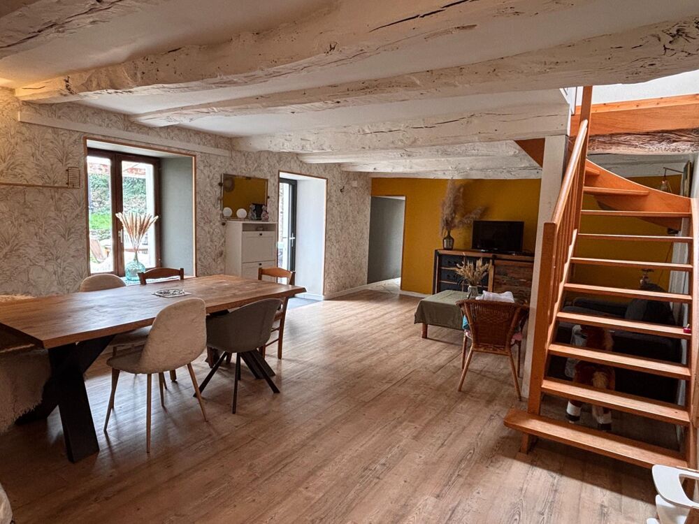 Maison rénovée t4 d'env.114 m2 sur 1321 m2 de terrain proche de Carhaix.