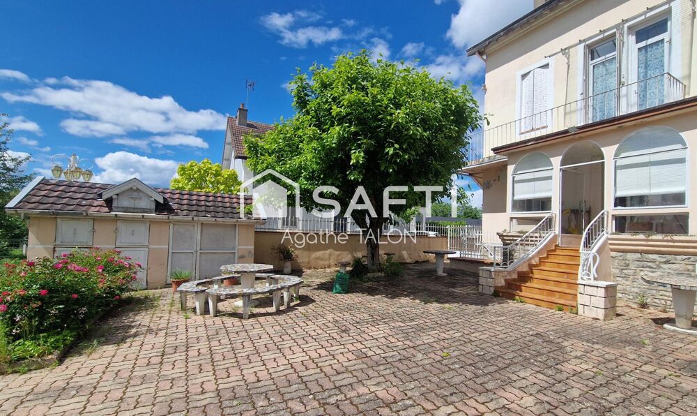 Maison avec deux logements indépendants, dépendances et grands volumes