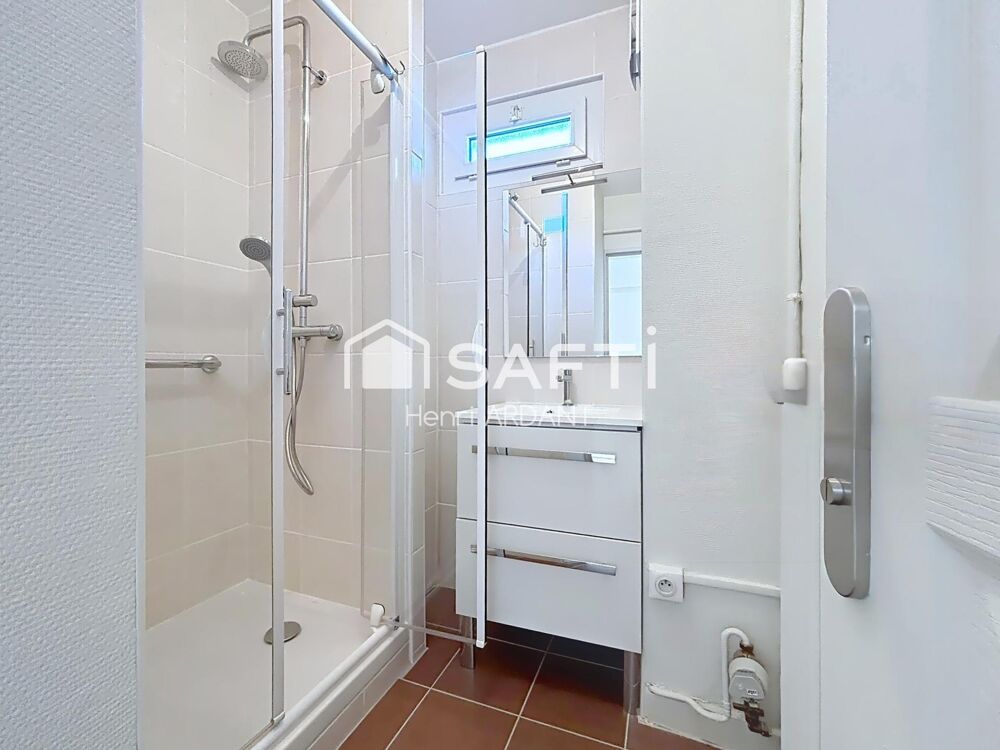 Place des CARMES : Appartement trois pièces, refait à neuf ! ASCENSEUR