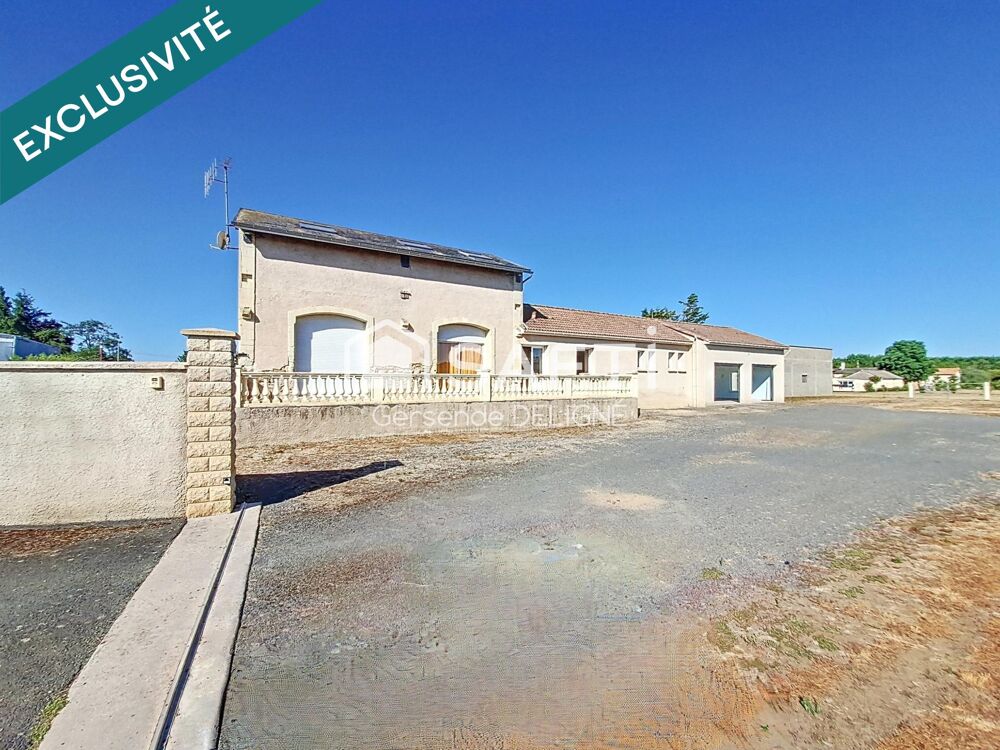 Ancien bâtiment de gare avec vue sur la campagne