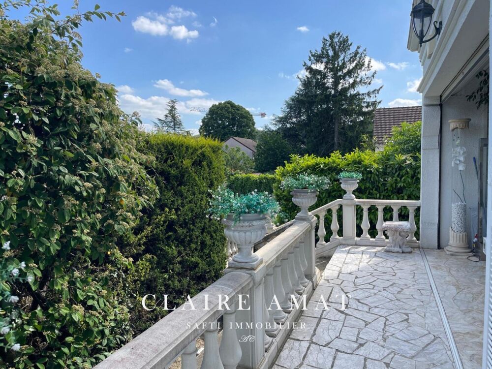 Élégante Mansard baignée de lumière, au charme raffiné et aux inspirations dun véritable palais de glaces.