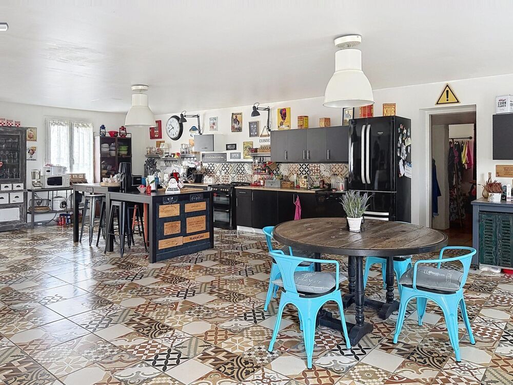 Propriété de 300 m2 + garage + piscine avec pool house
