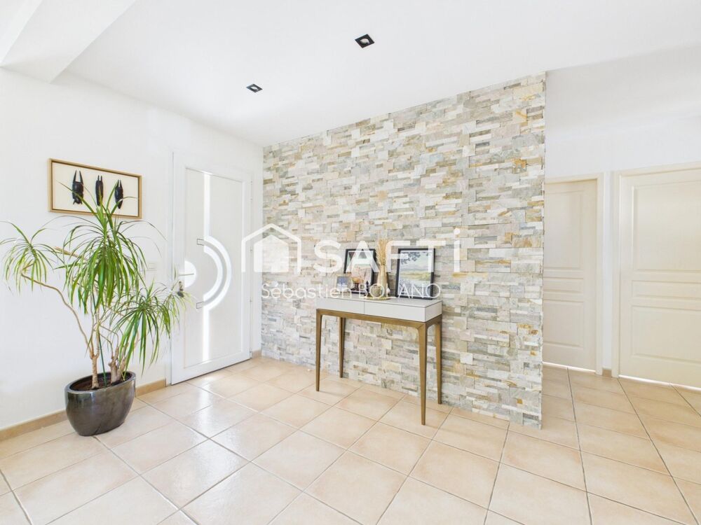 Villa lumineuse de 160 m², grand séjour de 83 m², suite parentale et jardin arboré.