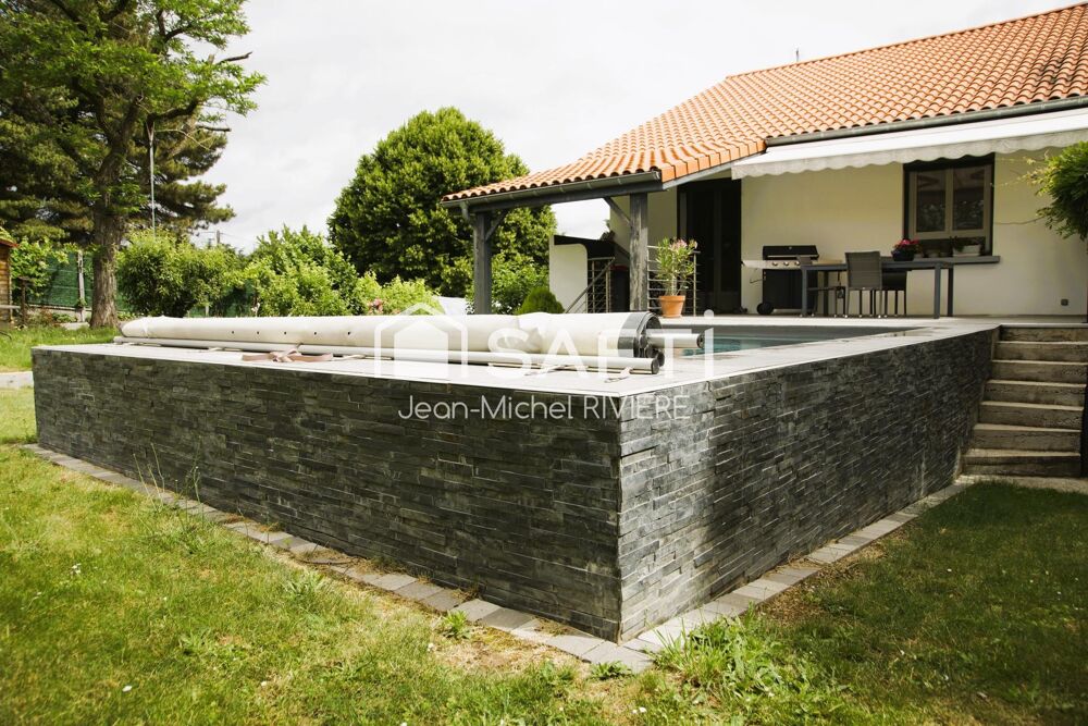 Je vous invite à venir découvrir cette maison familiale de 160 m2 habitable avec piscine, située à 5 minutes à pied du village S