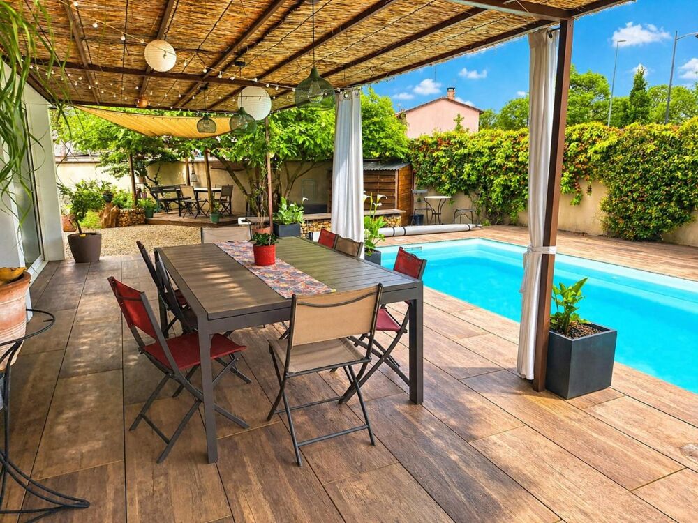 Vente Maison Charmante maison familiale, avec une pièce de vie chaleureuse au volume généreux, ouverte sur une véranda chauffée, véritable co Meyzieu