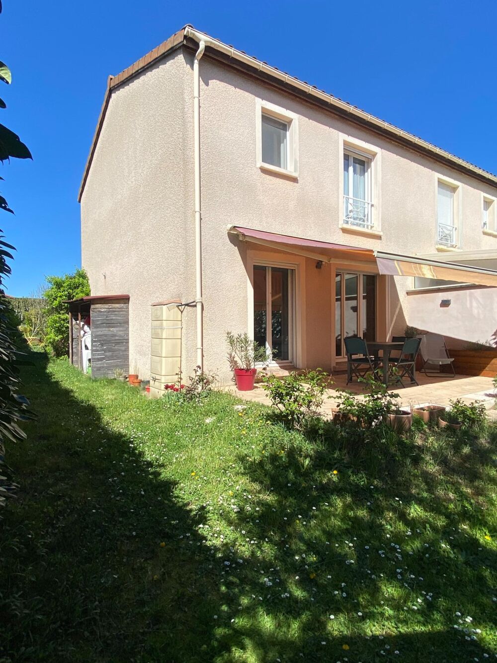 Vente Maison VILLEFRANCHE Maison mitoyenne par un côté de 80m2 hab. plus garage, 3 chambres à l'étage et un jardin de 291m2 Villefranche-sur-saone