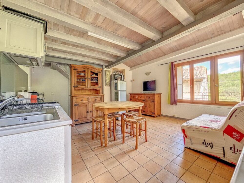 Vente Maison Une petite maison pleine de charme, entièrement rénovée, avec terrasse et vue dégagée au cœur du village des Aires. Les aires