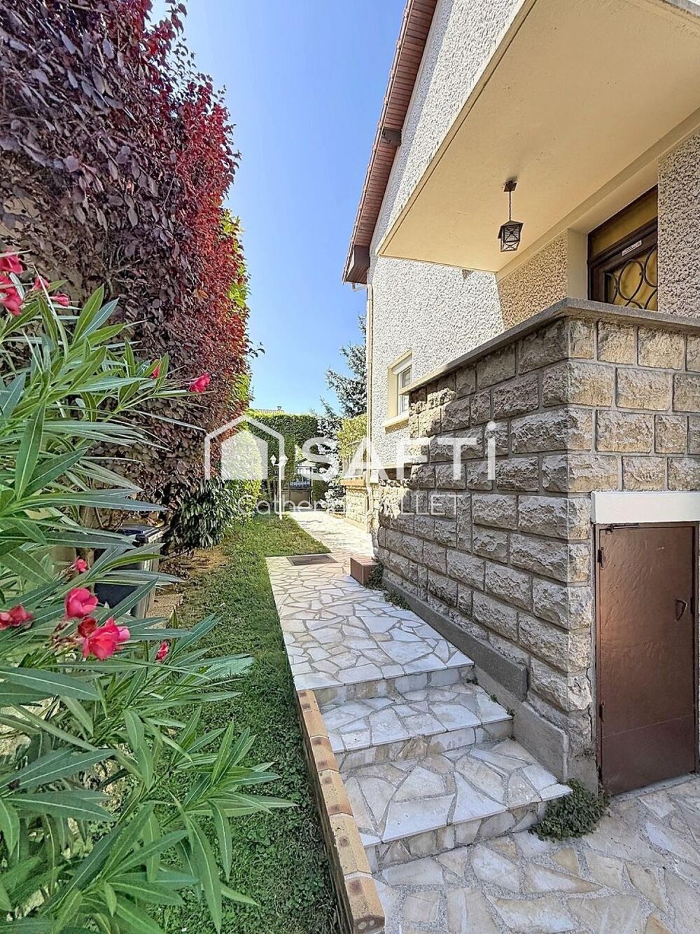 Maison familiale sans travaux avec garage 3 véhicules et jardin arboré
