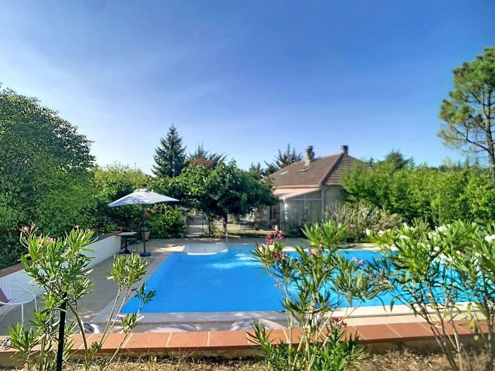 Villa de plain pied avec piscine et grand jardin.