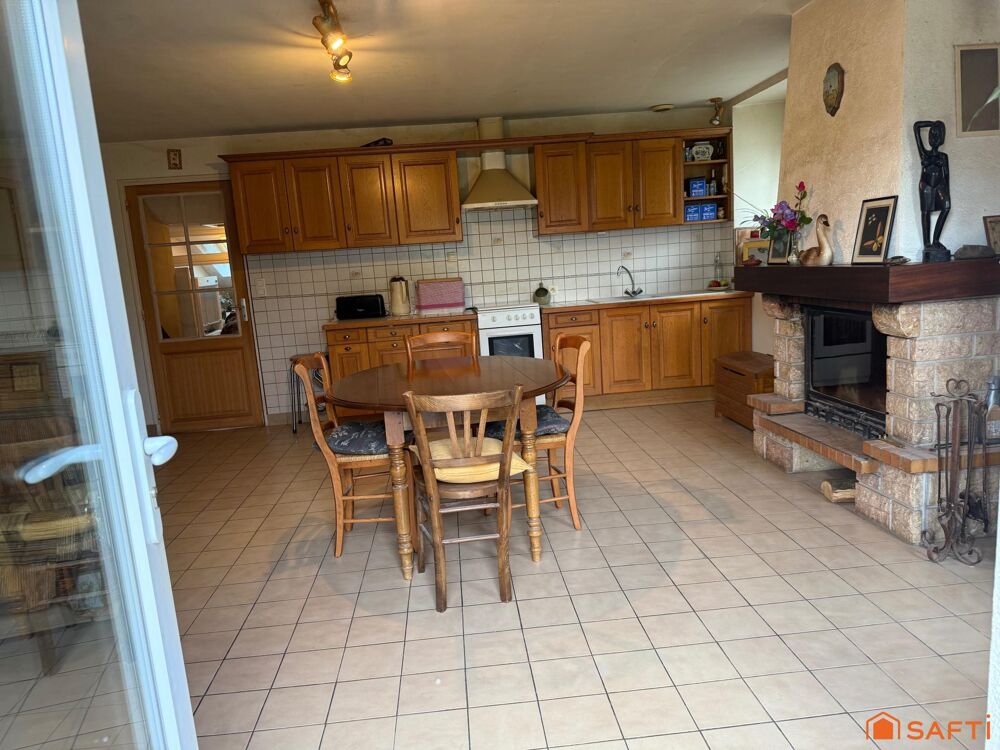 Emplacement idéale cette fermette en pierre apparente avec de la terre agricole.