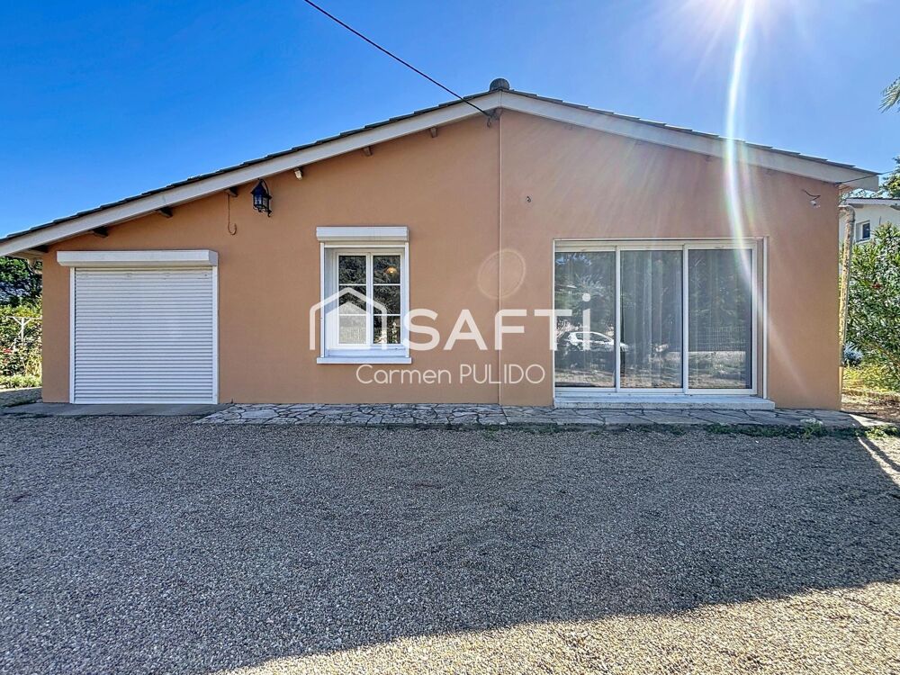 Idéalement située à 2 pas des commodités : maison entièrement de plain pied avec 2 chambres, jardin, grand garage et abris de j