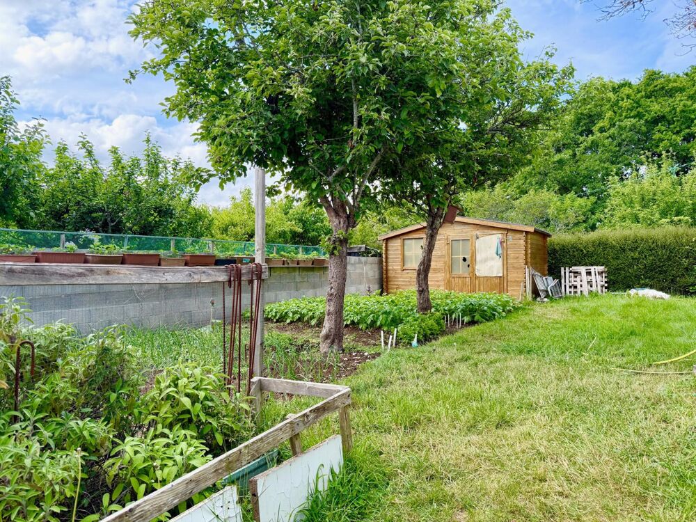 Maison avec vie de plain-pied, sous-sol complet et jardin de 952 m².