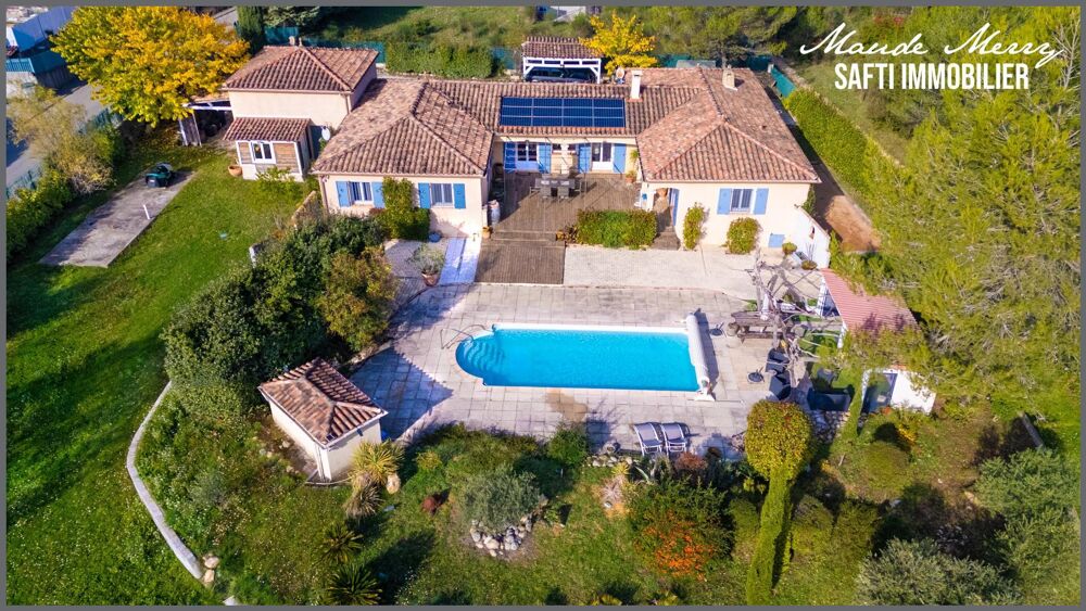 Villa de plain-pied offrant 2 logements (120 m2 et 87 m2) distincts pouvant se réunir facilement pour faire une seule grande mai