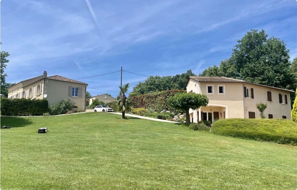 Maison avec studio, piscine, gîte et annexe.