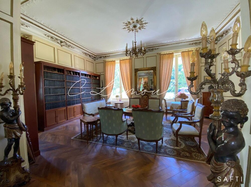 Château XIXe de 1100m2 avec maison de gardien et dépendances