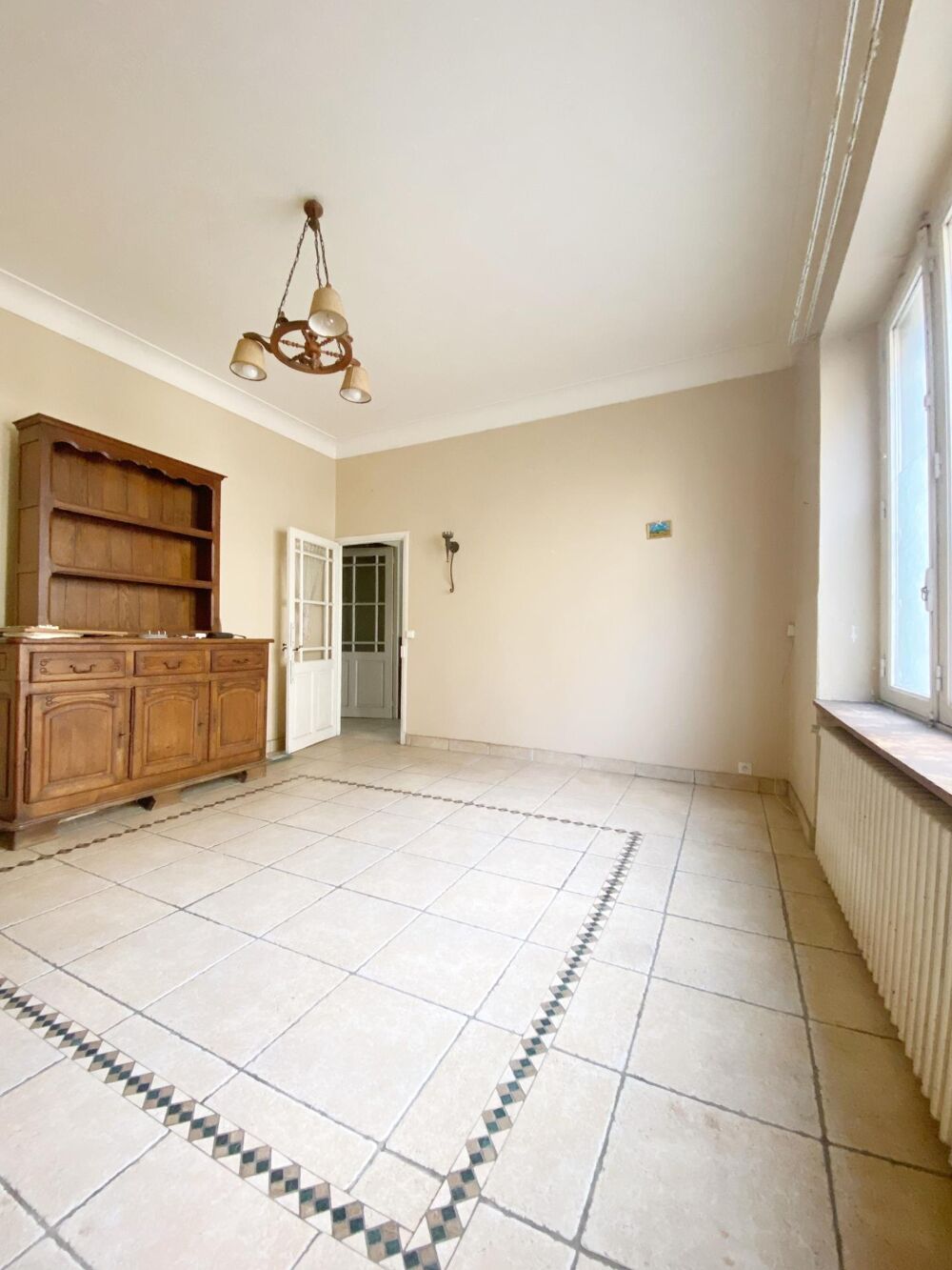Maison Brassagaise au coeur du village avec double garages et cour interieur