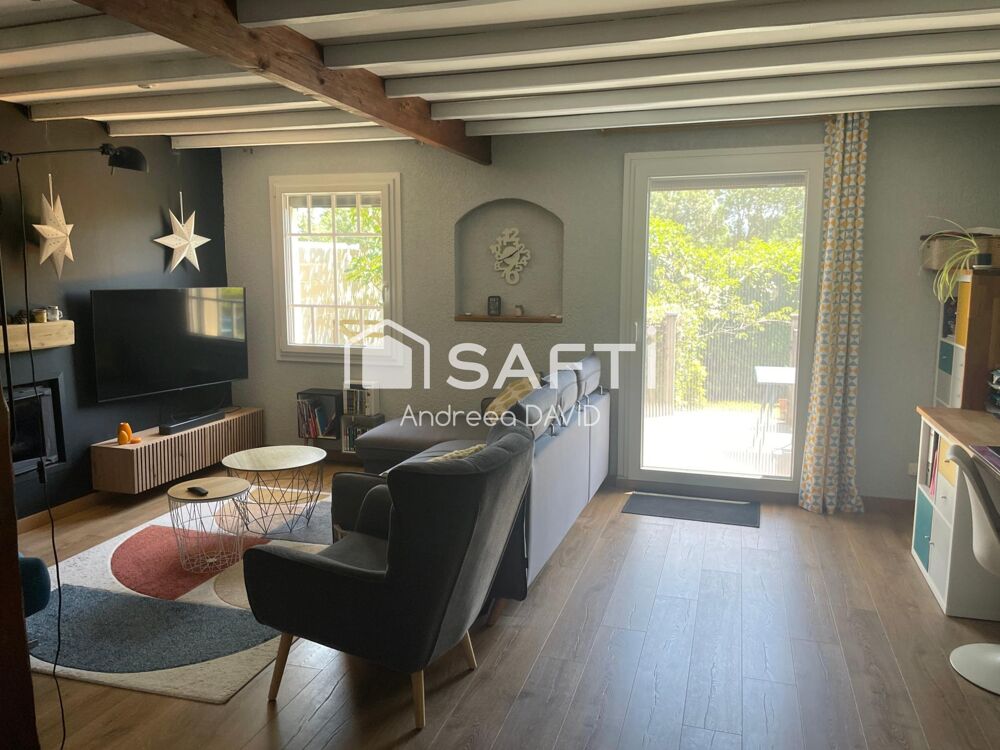 Édifiée sur un terrain clos et arboré de 858 m², cette m....