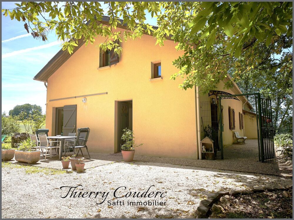 Maison au calme avec terrain boisé.