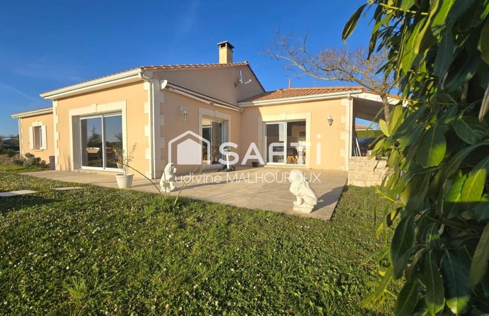 Maison familiale lumineuse avec piscine à Villebois-Lavalette  140 m² sur 1 260 m² de terrain