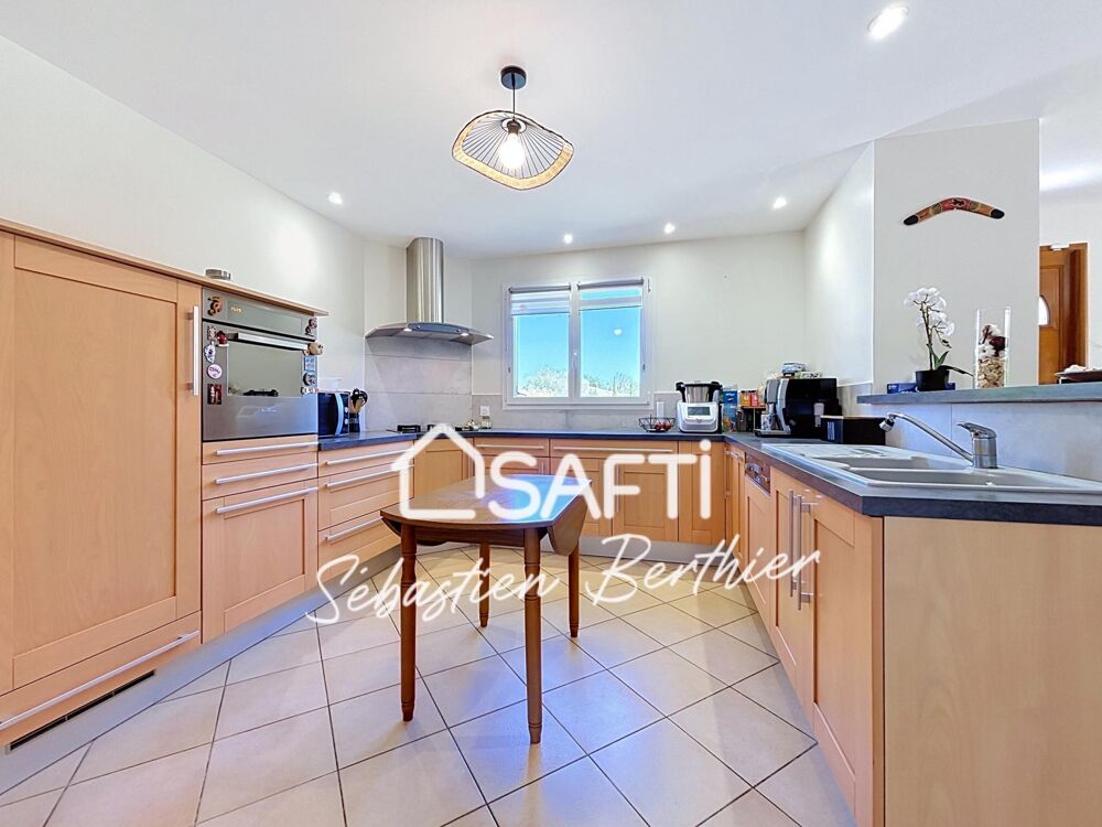Maison familiale de plain-pied  6 chambres  Terrain arboré de 2 460 m²