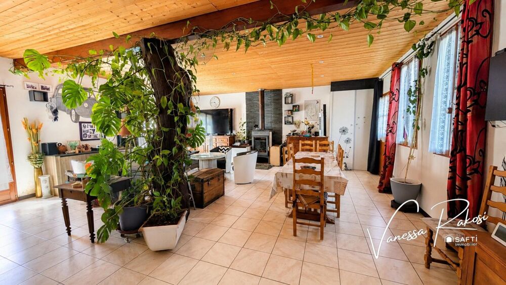 Vente Maison Nuaillé sur Boutonne Maison de plain pied de 131 m² avec 3 chambres, jardinet, garage et dépendance Nuaille-sur-boutonne