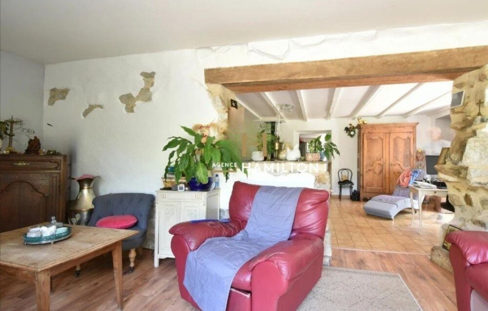 Charmante maison en pierre avec dépendances et fort potentiel.
