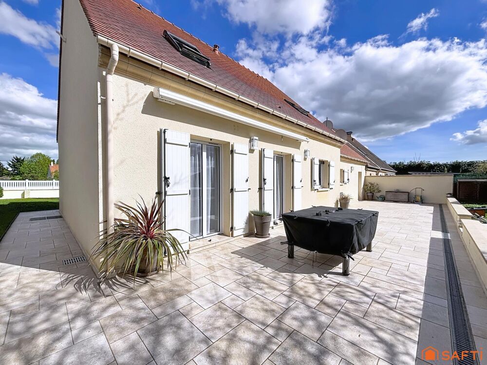 Maison individuelle de 164 m2, Séjour 60 m2, 4 chambres, Terrain de 800 m2 avec piscine