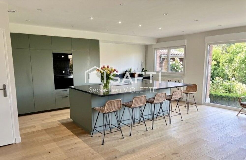 Corps de ferme rénové de plain-pied 274 m²  5 chambres