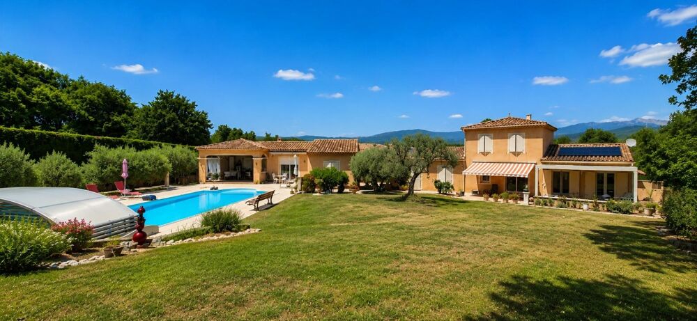 Bien rare sur le secteur ! Vue dégagée sur le Mont Ventoux, aucun vis-à-vis, piscine, garage et terrain de 2 136 m². Une villa d