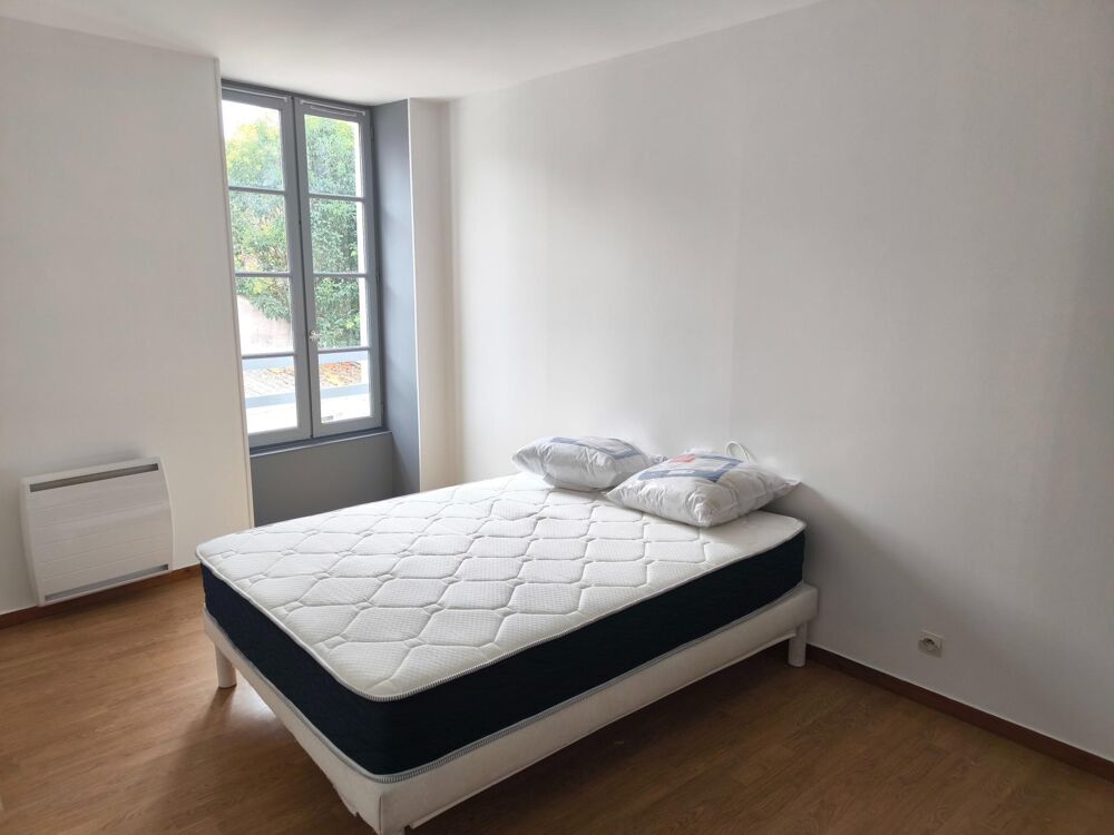 Location Appartement À LOUER - Saint-Jean-d'Angély (17400) - Superbe T3 meublé de 65 m² refait à neuf avec cour privative Saint-jean-d'angely